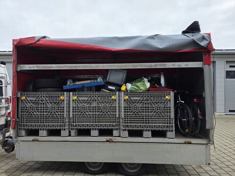Ladungssicherung im Anhänger mit Spanngurten